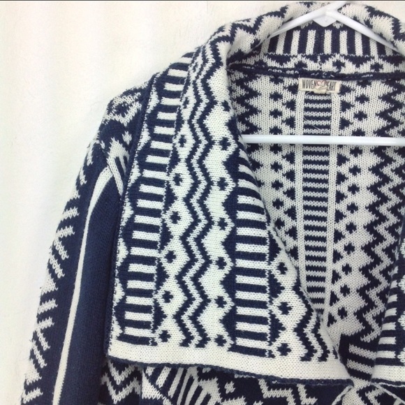 Navy/White Graphic Geometric Bold Waterfall Cardi - Picture 3 of 7